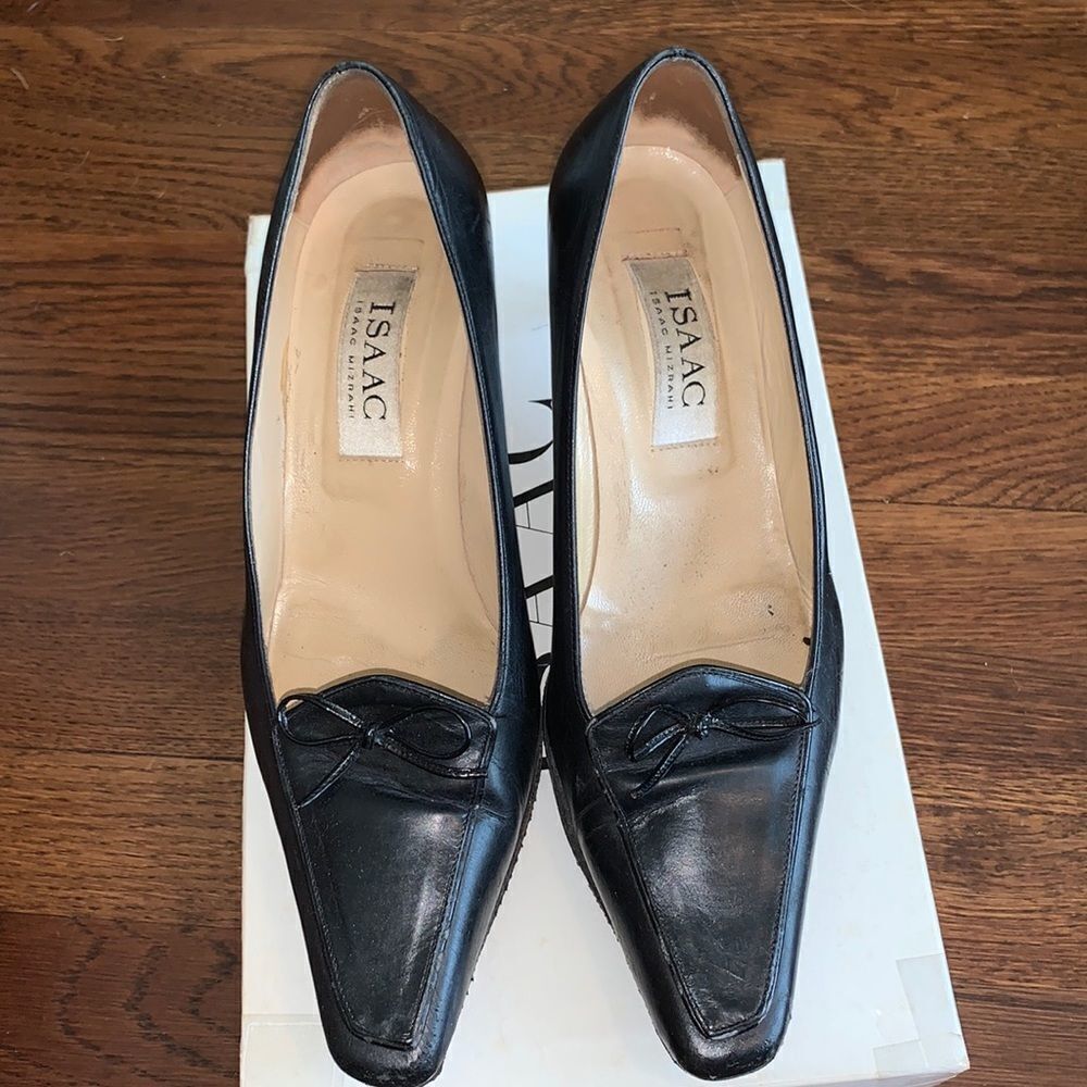 ‎Isaac Mizrahi black leather heels with bows
